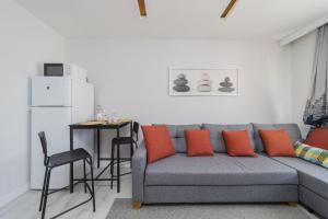 sala de estar con sofá gris y almohadas de color naranja en Central and Fully Furnished Flat in Muratpasa, en Antalya