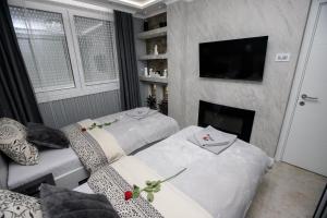 Un pat sau paturi într-o cameră la APARTMAN DELUX 20