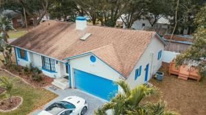 una vista aérea de una casa azul y blanca en Fitzgerald House, en Tampa