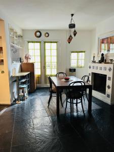 a living room with a table and chairs in it at Sol Palermo, Amplio departamento con terraza en zona La Rural, Embajada y Bosques in Buenos Aires