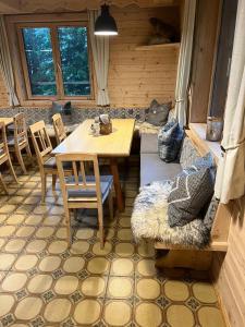 ギンツリングにあるGrawandhütteのダイニングルーム(木製テーブル、椅子付)
