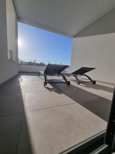 uitzicht op een kamer met een tafel in een kamer bij Villa Sunset in Guia