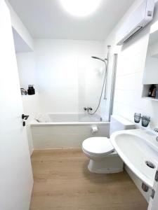 ein Badezimmer mit einem WC, einem Waschbecken und einer Badewanne in der Unterkunft Boho Lake House - Private Beach 600m from the property - Free Parking - Home Cinema Room in Vira