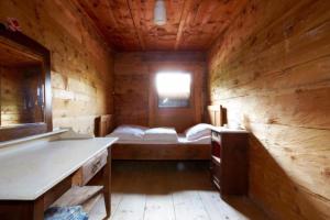 a room with a bed in a wooden cabin at Grawandhütte dein Kraftplatz auf 1640m in Ginzling