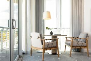 1 mesa y 2 sillas en una habitación con ventana en Kimpton - Hotel Palomar South Beach, an IHG Hotel en Miami Beach