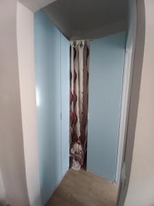 Una escalera que conduce a una habitación con cortina en Diamante - Sanremo Apartments, en San Remo