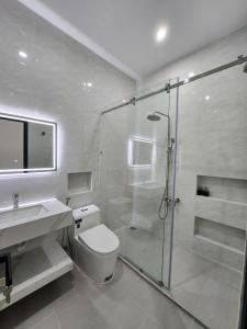 a bathroom with a shower and a toilet and a sink at An Home - Phòng đơn ngay bãi sau Vũng Tàu in Vung Tau