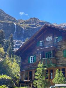 金茲林的住宿－Grawandhütte，小木屋,后方是一座山