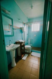 un bagno con lavandino e WC di Pousada Casa da Paz a Gramado