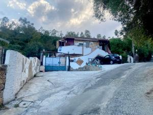 uma casa sentada ao lado de uma estrada em L'Oasi di Chia em Chia