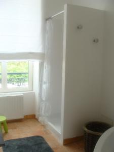 Habitación con armario blanco y ventana en Gîte de la gare de Clefs, en Clefs