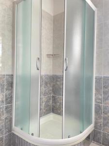 eine Dusche mit Glastür im Bad in der Unterkunft Jolie Ann Marie apartment in Kaštela