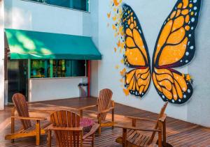 uma pintura de borboleta na parede de um restaurante em Hotel Dan Inn Campos do Jordão em Campos do Jordão