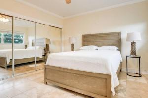 Un dormitorio grande con dos camas y un espejo. en Intracoastal Oasis in a Prime Area w Pool and BBQ, en Fort Lauderdale 12 fotos más