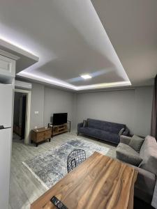 uma sala de estar com um sofá e uma mesa em Albayrak apart em Pelitli