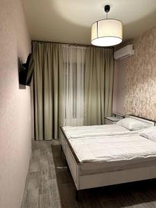 Uma cama ou camas num quarto em BEST VIEW OF KUTAISI