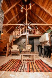 MİNNA BUTİK EV في صبنجة: غرفة معيشة بسقف خشبي مع طاولة وكراسي