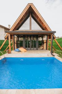 uma casa com uma piscina com um gazebo em MİNNA BUTİK EV em Sapanca