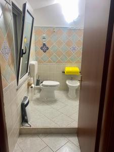 芡歐的住宿－L'Oasi di Chia，一间带卫生间和水槽的浴室