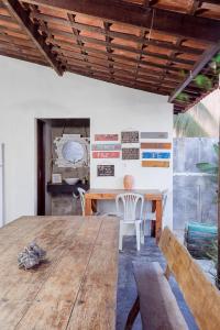 - une salle à manger avec une table et des chaises en bois dans l'établissement The Beach Hostel Milagres, à São Miguel dos Milagres