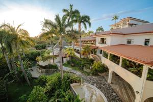 - une vue aérienne sur un complexe avec des palmiers dans l'établissement Parador Nature Resort and Spa, à Manuel Antonio