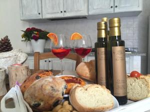 dos botellas de vino y pan y dos copas de vino en Torre Santo Stefano en Otranto