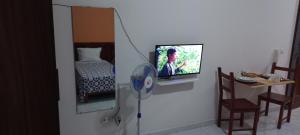 um quarto com uma televisão, uma cama e uma ventoinha em Ka-Bela 2 em Sal Rei
