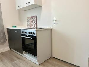 Een keuken of kitchenette bij Kosta's Monteur- und Ferienwohnungen