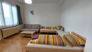 een woonkamer met 2 bedden en een bank bij Bonvolon in Praag