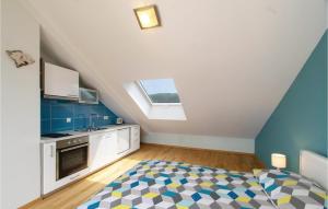 una cucina mansardata con un letto in una camera di 6 Bedroom Stunning Home In Lumbarda a Lumbarda (Lombarda)