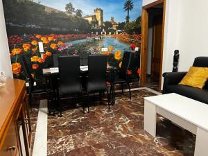 une salle à manger avec un grand tableau de fleurs dans l'établissement GRACIA, à Cordoue