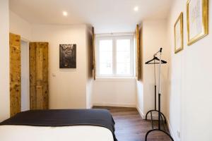 Schlafzimmer mit einem Bett und einem Fenster in der Unterkunft Ola Lisbon - Castelo III in Lissabon