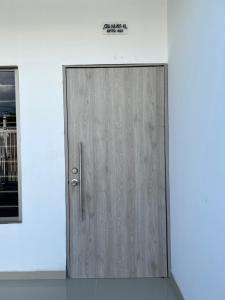 een houten deur met een bord erop bij Lujoso apartamento central in Montería