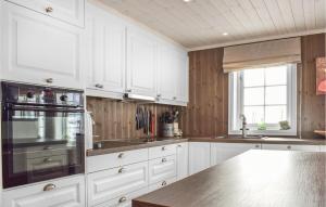 ครัวหรือมุมครัวของ Nice Home In Sjusjøen With Sauna