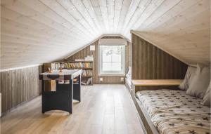เตียงในห้องที่ Nice Home In Sjusjøen With Sauna