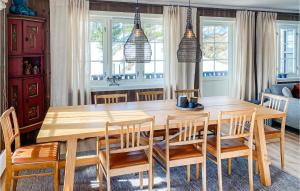 jadalnia z drewnianym stołem i krzesłami w obiekcie Amazing Home In Sjusjen With Kitchen w mieście Sjusjøen