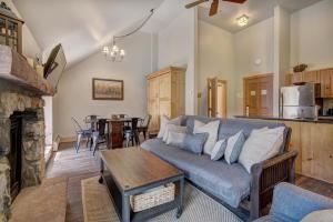 sala de estar con sofá y mesa en Expedition Station Condominiums by Keystone Resort, en Keystone