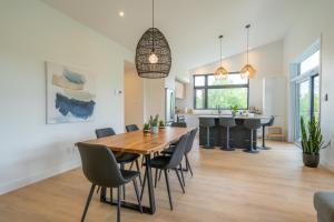 a dining room and kitchen with a wooden table and chairs at Halte 4 Saisons- en nature à 5 min du Mont-Orford! in Orford