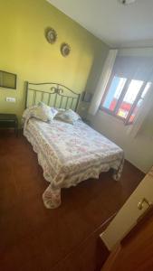 1 dormitorio con 1 cama con edredón en ELROSAL2, en Cudillero