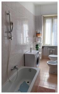 een badkamer met een bad, een toilet en een wastafel bij Lingotto Side House - Affitti Brevi in Turijn