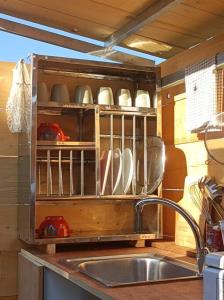 een keuken met een spoelbak en een aanrechtblad bij Meltheane in Lygia