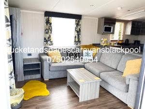 ein Wohnzimmer mit einem Sofa und einem Tisch in der Unterkunft Aurvegene in Weeton