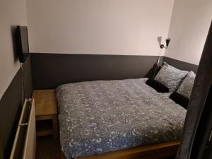 een kleine slaapkamer met een bed en een bureau bij Bed & Breakfast 28 appartement met ruime tuin en gratis prive parkeren ideaal voor gezinnen in Assen