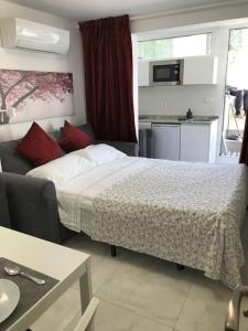 Habitación de hotel con cama y cocina en Precioso Apartamento nuevo con Jardín privado, en Paracuellos de Jarama