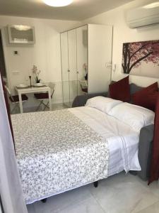 a bedroom with a bed and a table and a room with at Precioso Apartamento nuevo con Jardín privado in Paracuellos de Jarama