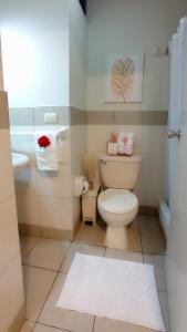 a bathroom with a toilet and a sink at Hab Pequeña baño compartido La Paz 4 in Lima