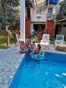 un grupo de personas sentadas en una piscina en La Casa del Abuelo ESPECIALIZADO PARA FAMILIAS, en Huaral