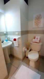 małą łazienkę z toaletą i umywalką w obiekcie Hab Pequeña baño compartido La Paz 4 w mieście Lima