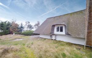 MølbyにあるLovely Home In Rm With House A Panoramic Viewの茅葺き屋根の家