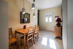 Μια τηλεόραση ή/και κέντρο ψυχαγωγίας στο James - 2BR in the Heart of Ancient Athens